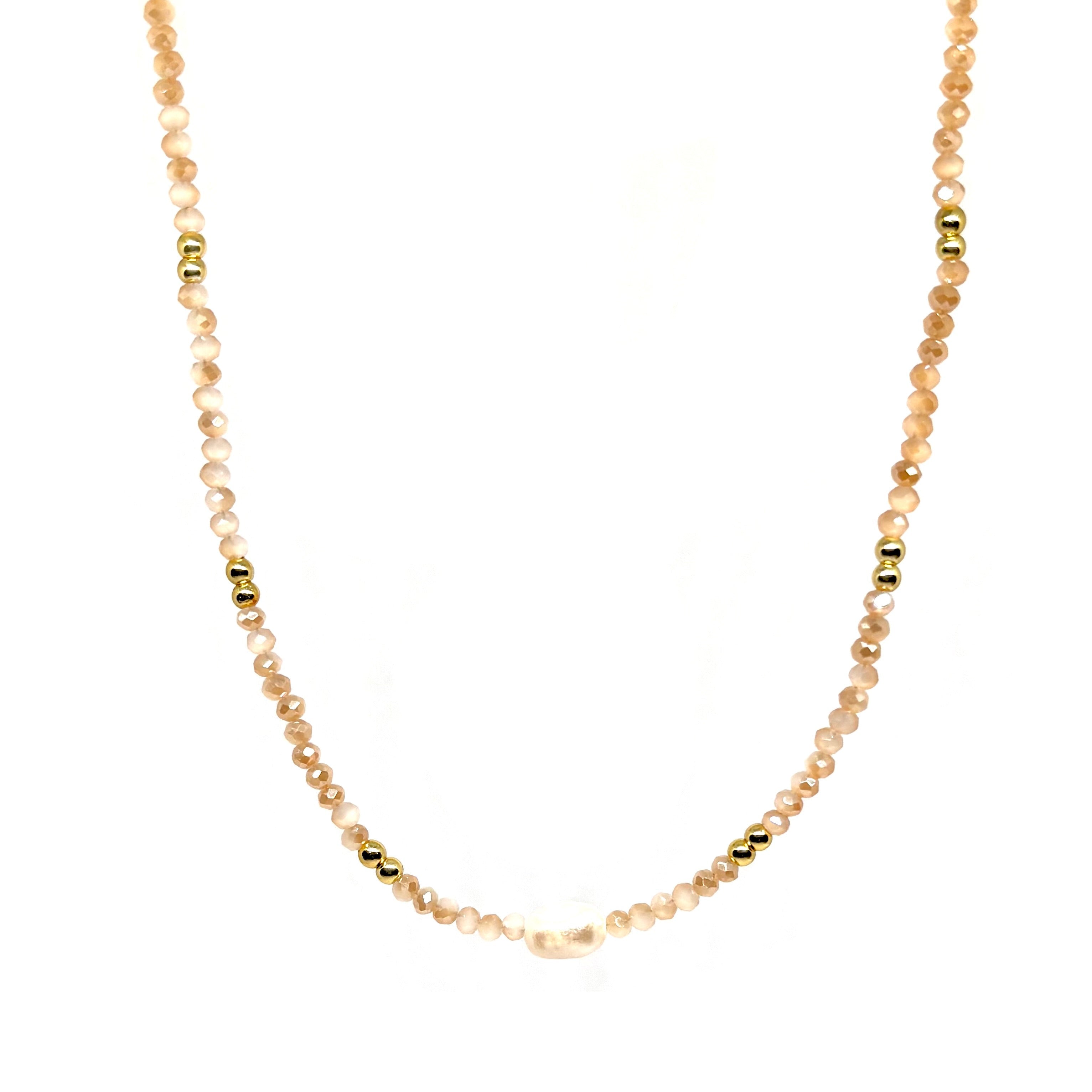 collier femme en acier inoxydable doré orné de perles beige nude, cristaux dorés et perle blanche d’eau douce centrale, longueur 40 +5 cm, bijou bohème chic et raffiné à offrir